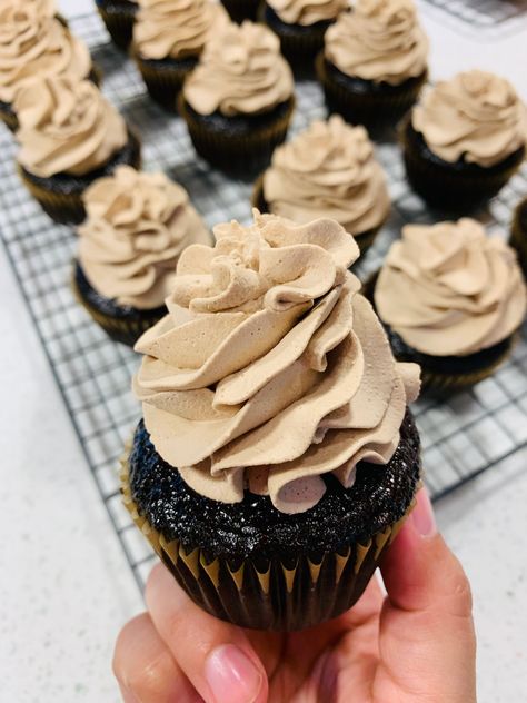 Mocha Whipped Cream, Cream Cheese Filled Cupcakes, Mocha Icing, Whipped Cream Frosting Recipe, Cream Filled Cupcakes, Cream Filling Recipe, Whipped Cream Icing, Cupcake Toppings, Mocha Frosting