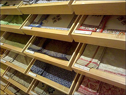 Placemats and Napkin Wood Trays Placemat Display Retail, Organize Placemats, Stall Display, Traditional Shelves, Wood Trays, Showroom Display, Craft Fair Displays, Tray Display, Retail Merchandising