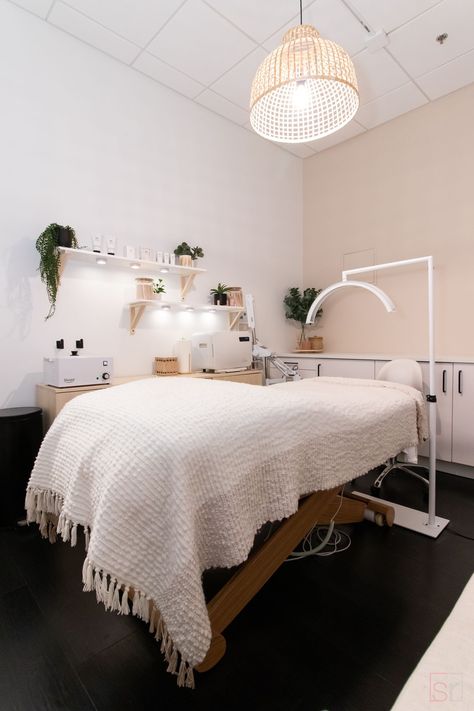 Home Microblading Room, Boho Theme Lash Room, Clean Studio Aesthetic, Spa Room Furniture, Spa Studio Design, Cute Spa Room Ideas, Boho Suite Decor, Esthetician Spa Decor, Outfits For Estheticians