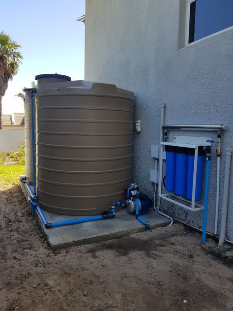 Water tank storage with filter system Well Water System, Water Catchment, Home Water Filtration, Farmhouse Style Bedrooms, Rain Water Tank, Pump House, Watering System, Water Storage Tanks, Garden Watering