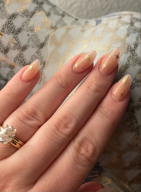 Hand with nails done - plain pink extensions with golden stars Best Engagement Nails, Confirmation Nail Ideas, Cute Engagement Nails, Classy Engagement Nails, Wedding Nails For Guest, Engagement Party Nails, Wedding Nails Gold, Simple Birthday Nails, Proposal Nails Ideas