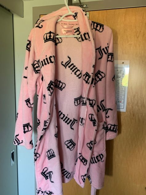 Jucie Coture, Juicy Couture Robe, Juicy Culture, Bold Fashion Outfits, Juicy Couture Clothes, Fancy Robes, Juice Couture, Bedazzled Jeans, Mcbling Fashion