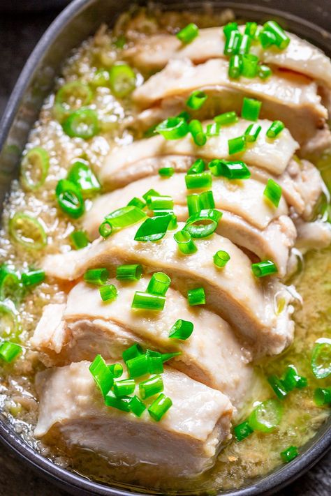 Scallion Chicken Recipe, Steam Chicken Recipe, Delicious Chicken Dinners, Hainanese Chicken, Steamed Chicken, Boiled Chicken, Poached Chicken, Healthy School, Yummy Chicken Recipes