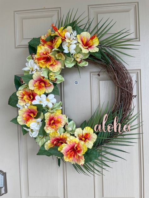 Hibiscus Wreath, Tropical Wreaths, Christmas Luau, Hawaiian Wreath, Tropical Doors, Party Photo Frame, Round Wreaths, Flowers Hibiscus, Hawaiian Crafts