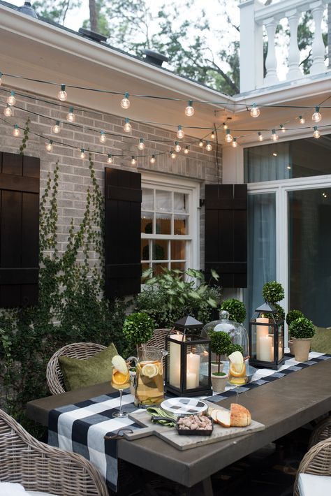 Patio Lights, Patio Inspiration, Outdoor Table Settings, 카페 인테리어 디자인, Patio Interior, Patio Lighting, Patio Stones, Porch Patio, Patio Area