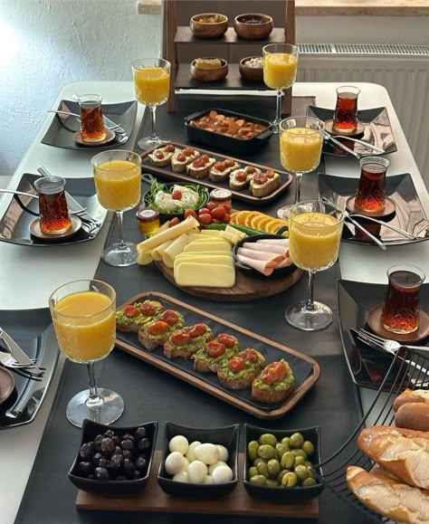 Breakfast Presentation, Trading Room, Food Set Up, Simple Family Meals, Catering Ideas Food, Party Food Buffet, Catering Food, Food Displays, Healthy Lifestyle Food