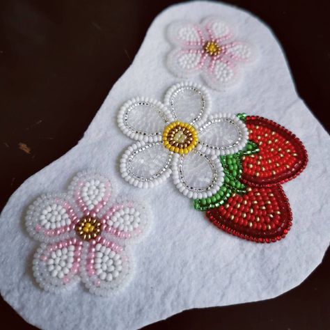 Strawberry Beading Pattern, Native American Beadwork Patterns Earrings, Metis Beadwork Patterns, Métis Beadwork, Metis Beading, Indian Diy, Jingle Dress, Beadwork Ideas, Native American Beadwork Patterns