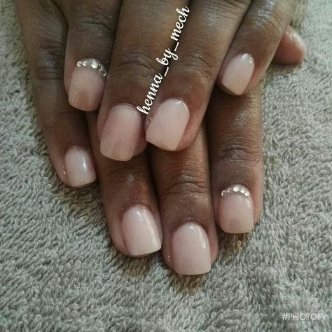 Short pink natural nude acrylic nails with rhinestones nails art Summer Nail Designs With Rhinestones, Short Nails Ideas With Rhinestones, Nail Designs Rhinestones Simple, Natural Nude Acrylic Nails, Simple Diamond Nails, Nude Acrylic Nails With Rhinestones, Acrylic Nails With Rhinestones, Rhinestones Nails, Nude Acrylic Nails