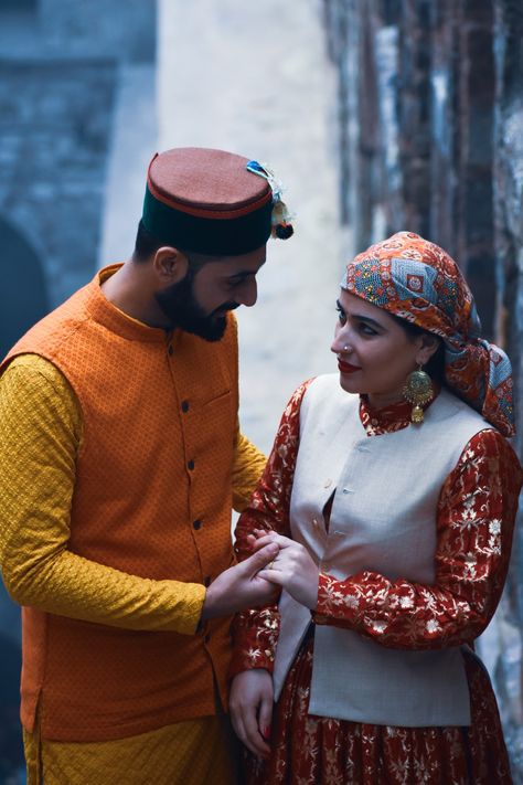 Himachal pradesh local dress Himachal Couple Photography, Garhwali Couple, Pahadi Outfit, Pahadi Photo, Himachal Pradesh Traditional Dress, Uttrakhand Traditional Dress, Uttarakhand Traditional Dress, Himachali Dress, Pahadi Couple