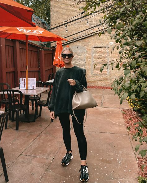 Faux Leggings Outfit, Mums Outfits, Leggings Travel Outfit, Black Sweatshirt Outfit, Faux Leather Leggings Outfit, Legging Outfit, New Balance Outfit, Leather Legging, Black Leggings Outfit