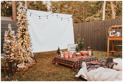 Cozy Backyard Christmas Movie Party Ideas - Haute Off The Rack Backyard Christmas Movie Night, Outdoor Christmas Movie Party, Winter Outdoor Movie Night Party Ideas, Christmas Outdoor Party Decorations, Cozy Outdoor Movie Night, Backyard Holiday Party, Backyard Christmas Decorations, Outdoor Christmas Party Decor, Christmas Outdoor Movie Night