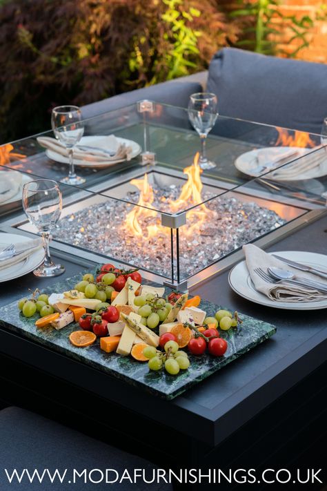 Warm up beside the fire pit table and enjoy a glass of wine with friends in your outdoor living space. Fire Coffee Table, Fire Tables Outdoor, Romantic Patio, Fire Pit Tables, Fire Pit Glass, Fire Pit Coffee Table, Salas Lounge, Wine With Friends, Fire Pit Outdoor