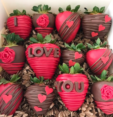 Chocolate Strawberries Bouquet, Valentine Chocolate Covered Strawberries, Chocolate Covered Desserts, Valentine Strawberries, Strawberry Box, Chocolate Covered Strawberry Recipe, Chocolate Covered Strawberries Bouquet, Valentines Baking, Strawberry Gifts