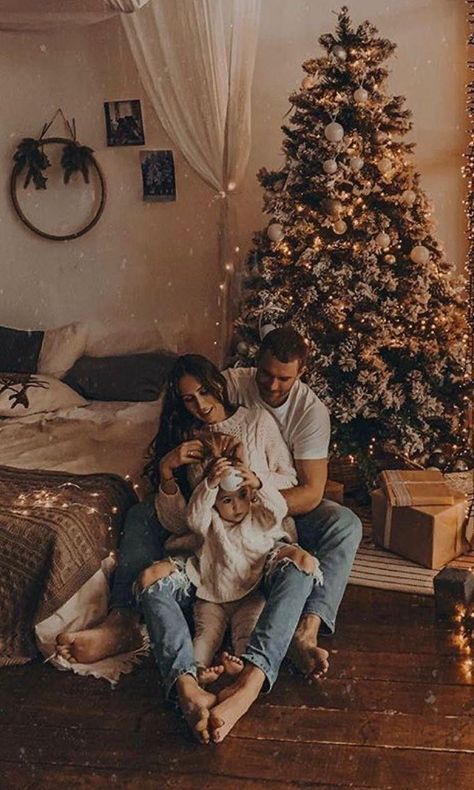 Christmas Tree Photoshoot, Holiday Photos Outfits, Christmas Photography Family, Christmas Pictures Outfits, Christmas Baby Pictures, Christmas Family Photoshoot, Family Christmas Outfits, Winter Family Photos, Family Christmas Card Photos