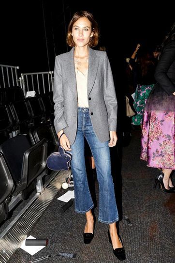 Elegantes Outfit Damen, Alexa Chung Style, Look Jean, London Fashion Weeks, Cool Girl Style, Kick Flare Jeans, Mode Jeans, Cropped Flare Jeans, Looks Street Style