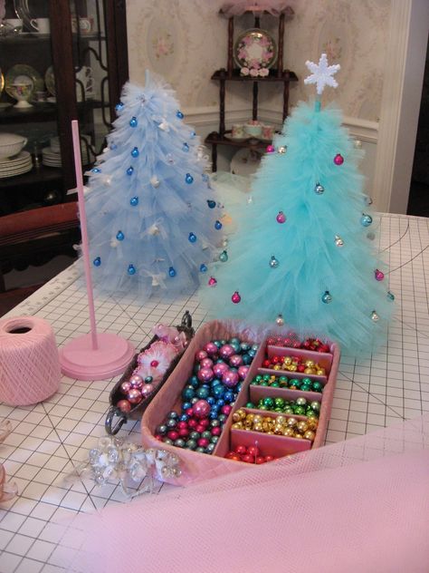 Tulle Projects, Tulle Christmas Trees, Tulle Crafts, Pink Christmas Decorations, Fair Projects, Chic Christmas, Noel Christmas, Decorations Ideas, Christmas Deco