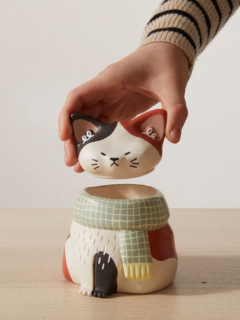 Adorable chubby and cold-sensitive cats will bring good mood and be a great addition to your home. Characterized by a super "cute" design thanks to their full cheeks, angry look and small paws, these containers hide a little surprise. By lifting the lid, you will find a small fish bone at the bottom of the jar! Not to mention the care and research dedicated to the patterns of their large and soft scarves. Each cat is a unique piece and has been numbered, which is why only one cat per variant is Slip Ceramics Patterns, Cat Bowls Ceramic, Clay Boxes With Lid, Witchy Ceramics, Cat Tummy, Clay Containers, Cat Ceramics, Full Cheeks, Cat Pot