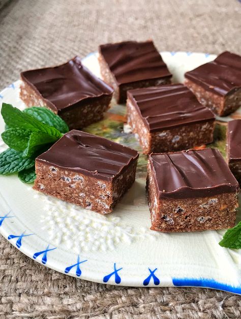 This no-bake dark chocolate peppermint slice is made with crushed biscuits, rice bubbles and condensed milk. It is a delicious and decadent crispy slice and is so quick and easy to make. I had a cr… Chocolate Weetbix Slice, Peppermint Slice, Slice Recipes, No Bake Slices, Bake Sweets, Peppermint Recipes, Rice Bubbles, Chocolate Slice, The Whoot