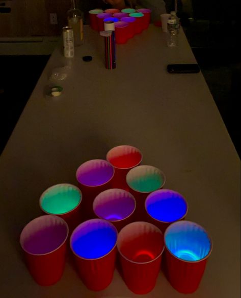 Glow sticks
Pong
Beer pong
Solo cups
House party Glow In The Dark Cup Pong, Beer Pong Party Ideas, Lit Party Ideas, Neon Drinks Glow Party, Backyard Kickback Party, Glow Stick Party Ideas, Glow Pool Party Ideas, Glow Stick Pool Party, Glow Stick Pool