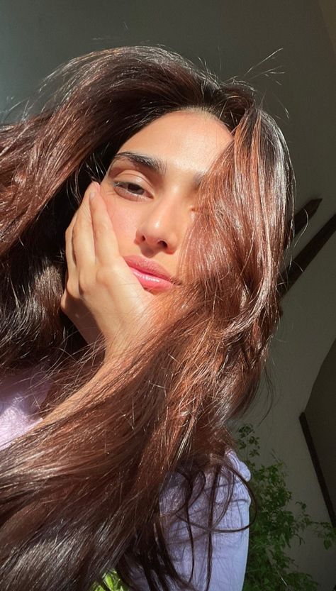 Aesthetic Sunkissed Pictures, Sunkissed Selfie, Athiya Shetty, Self Portrait Poses, Selfie Poses Instagram, Cute Preppy Outfits, Portrait Poses, Photo Tips, Insta Photo Ideas