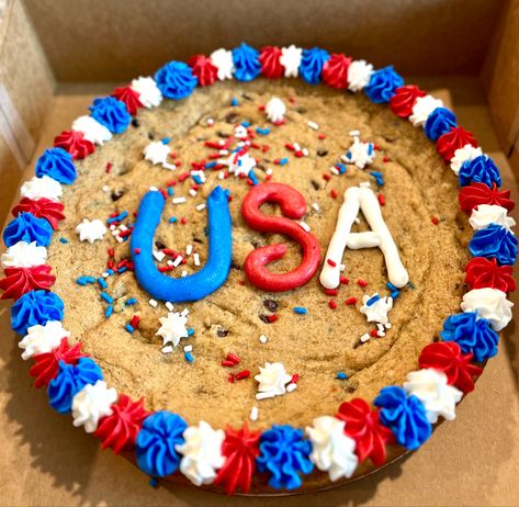 4th July Cookie Cake, Usa Cookie Cake, Cookie Cake 4th Of July, 4th Of July Bakery Ideas, 4th Of July Cookie Cake Designs, Patriotic Cookie Cake, Fourth Of July Cookie Cake, Patriotic Cake Ideas, 4th Of July Cake Ideas