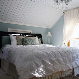 Wainscoting on ceiling instead of wall... Slanted Ceiling Bedroom, Painted Ceilings, Bedroom Eclectic, Small Bedroom Remodel, Attic Bedrooms, Attic Renovation, Attic Remodel, Upstairs Bedroom, Eclectic Bedroom