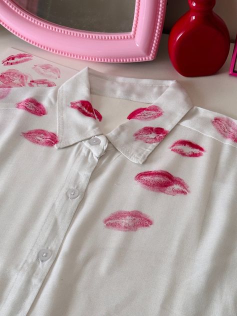 Kisses Shirt For Boyfriend, Kiss Shirt Diy, Margiela Kiss Shirt, Couple Selfies, Shirt Diy, Cute Couple Selfies, Diy Shirt, Couple Shirts, White Shirt