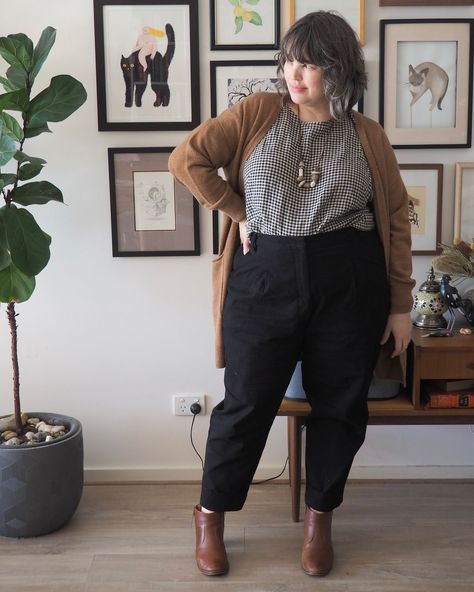 Lilli | You know those outfits that you reach for when nothing else is making you feel happy in your own skin? When you’re already running late and… | Instagram Baggy Professional Outfits, Professional Midsize Outfits, Plus Size Androgyny, Granny Chic Fashion Plus Size, Plus Sized Office Outfits, Curvy Androgynous Style, Midsize Dark Academia, Business Casual Outfits Curvy, Midsize Autumn Outfits