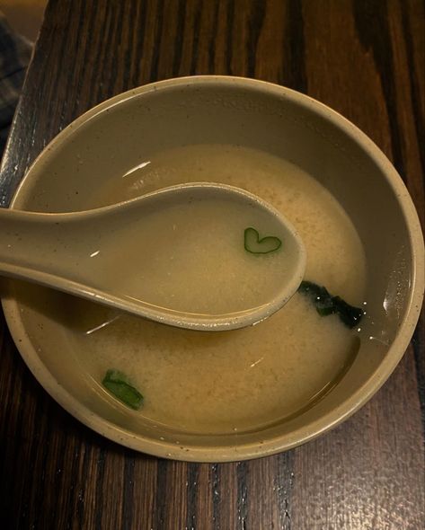 Miso soup heart food green calm soothing cute aesthetic Soup Aesthetic, Miso Soup Recipe, Healthy Lunch Snacks, Winter Soups, Healthy Food Motivation, Miso Soup, Life Expectancy, Healthy Soup, Food Cravings