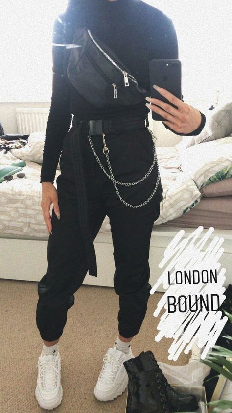 Celana Jogger Wanita, Mom Fashion, Black Turtleneck, Mode Inspo, Edgy Outfits, Grunge Fashion, Grunge Outfits, Street Styles, Casual Outfit