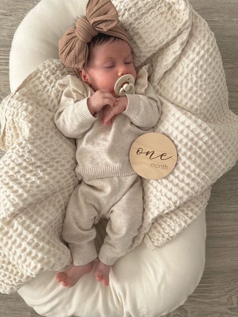 Creative Milestone Pictures, Snuggle Me Milestone Pics, One Month Newborn Milestone, Month Old Baby, 1st Month Milestone Ideas, First Month Pictures Ideas, Newborn Milestones Monthly Pictures, Monthly Pics Of Baby, Snuggle Me Organic Monthly Pictures