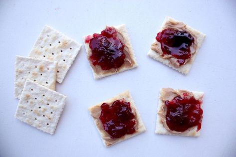 Saltine Cracker PB & J's! Hungover Food, Salted Toffee, Jelly Sandwich, Bagel Bites, Quick Treats, Saltine Crackers, English Muffins, Chocolate Toffee, Cracker Snacks