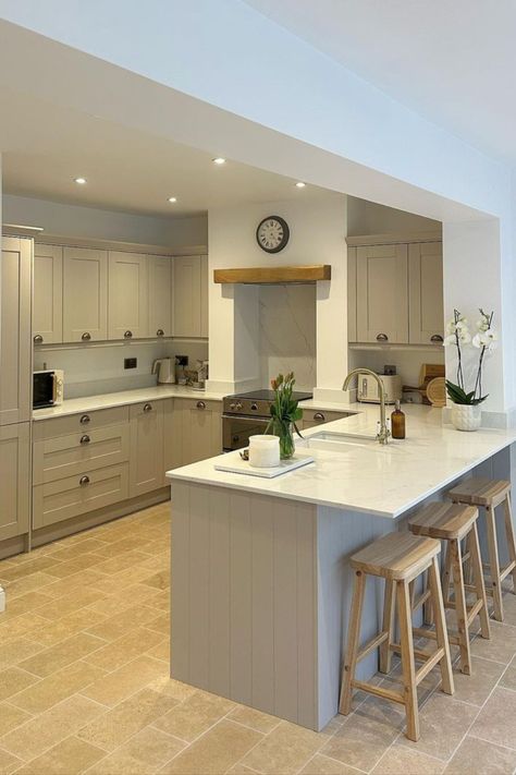 Cashmere Shaker Kitchen, White Kitchen Units, Small Open Plan Kitchens, Modern Shaker Kitchen, Natural Wood Accents, Bungalow Kitchen, Open Plan Kitchen Dining Living, Brass Cup, White Shaker Kitchen