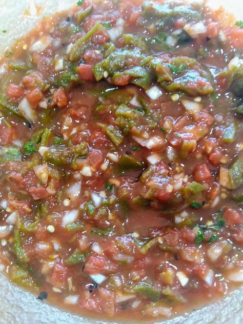 Salsa Recipe With Fresh Tomatoes, Hatch Chile Salsa, Salsa Easy, Hatch Chile Recipes, Chile Salsa, Hatch Chiles, White Bean Soup Recipes, Drying Cilantro, Chile Recipes