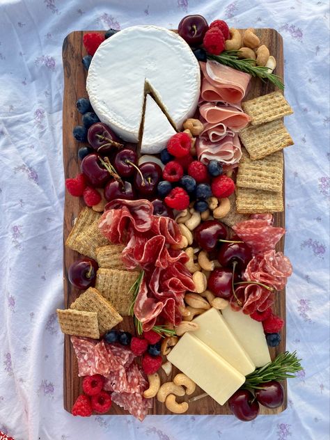 charcuterie board picnic ideas diy Cherry Charcuterie Board, Cute Picnics, Charcuterie Skewers, Diy Charcuterie Board, 4th July Food, Picnic Fruit, Fav Products, 16 Birthday, Snack Attack