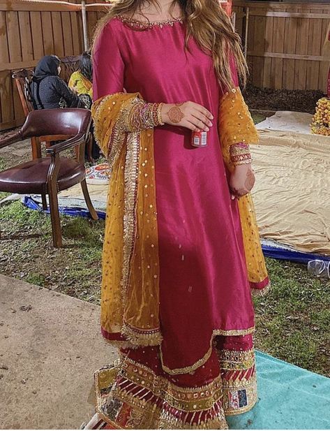 Yellow And Pink Indian Outfit, Mehndi Guest Outfit Pakistani, Mehndi Outfit Pakistani Simple, Mayun Dresses Pakistani, Haldi Suit Design, Haldi Dress Design, Mehndi Dresses Pakistani, Mayun Dress, Dholki Outfit