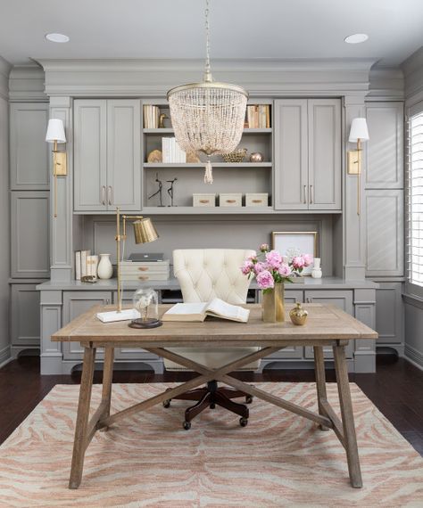 The 10 Most Popular Home Office Photos of 2020 Executive Home Office Ideas, Her Home Office, Dark Wood Desk, Transitional Home Office, Home Office Closet, Office Photos, Executive Home Office, Study Room Design, Cabinet Paint Colors