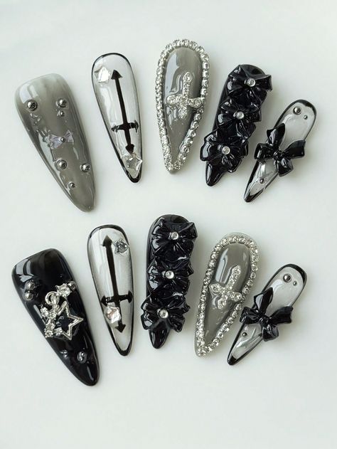 Dark Festive Nails, Nail Dark Designs, Nails With Chain, Nails With Chains, Dark Nails Designs, Plants Nails, Chain Nail Art, Chain Nails, Dark Nail Designs