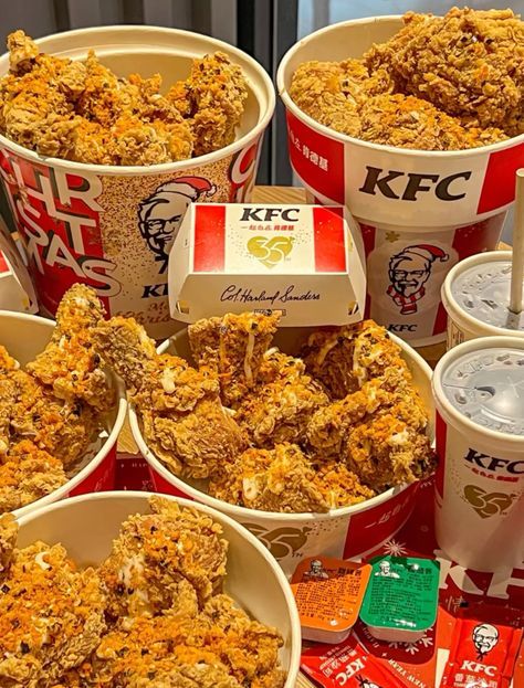 #homedecor, #interiordesign, #homedesign, #decor inspiration Junk Food Snacks Aesthetic, Kfc Fried Chicken Recipe, Kfc Fried Chicken, Simple Family Meals, Homemade Foods, My Birthday Is, Sleepover Food, Junk Food Snacks, Food Therapy