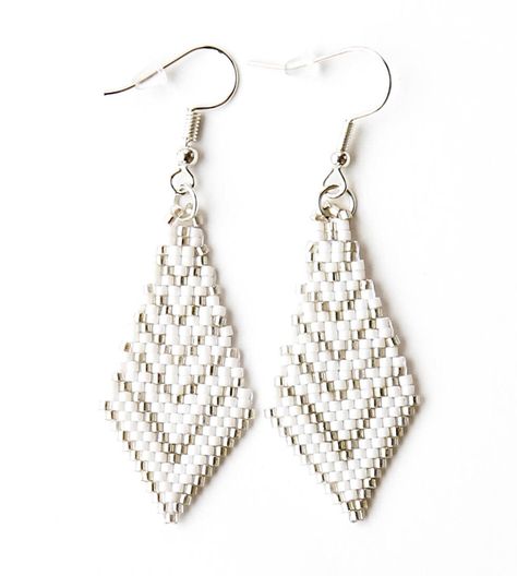 Blanca Embera Bead Project Earrings Seed Bead Earrings Patterns, Christmas Earrings Diy, Beadweaving Earrings, Christmas Beaded Earrings, Small Beaded Earrings, White Beaded Earrings, Miyuki Earrings, Diy Necklace Patterns, Seed Bead Patterns Free