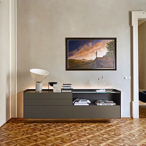 Collection: CABARET SIDEBOARDS by sangiacomo_italia Minimalist outside, fully fitted inside. Cabaret bring refined and evocative to a hallway, a corridor or an entrance space. These sideboards lend themselves to different configurations. #sangiacomowsideboards #luxurysideboards #creo #sangiacomo #msgwardrobes San Giacomo, Glass Dresser, Particle Wood, Organization Essentials, Storage Furniture Bedroom, Italian Furniture, Furniture Companies, Cabaret, Wall Unit