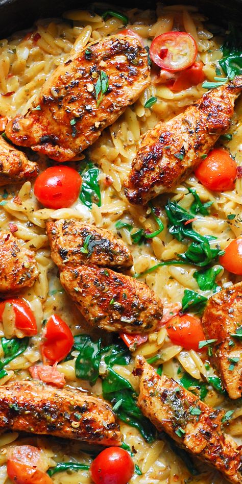 Chicken Orzo with Spinach, Cherry Tomatoes, and Basil Pesto - close-up photo. Creamy Chicken Orzo, Orzo With Spinach, Mediterranean Diet Recipes Dinners, Resep Pasta, Orzo Recipes, Chicken Orzo, Salad Pasta, Resep Diet, Basil Pesto