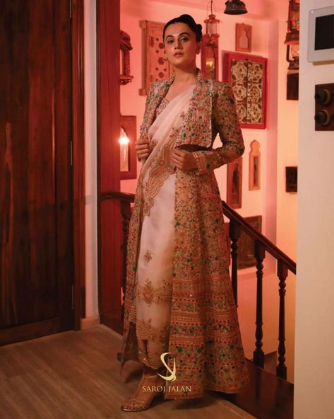 Saree With Long Jacket, Hand Embroidery Saree, Ivory Saree, Tapsee Pannu, Saree Jackets, Taapsee Pannu, Award Show, Latest Designer Sarees, Embroidery Saree