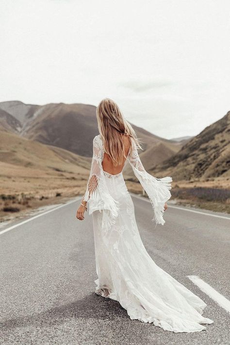 The most romantic bohemian lace wedding dresses for the perfect wedding Country Style Wedding Dresses, Barnyard Wedding, Bohemian Wedding Dress Lace, Country Style Wedding, Bohemian Wedding Dress, Bohemian Bride, Wedding Boho, Bohemian Wedding Dresses, Queenstown