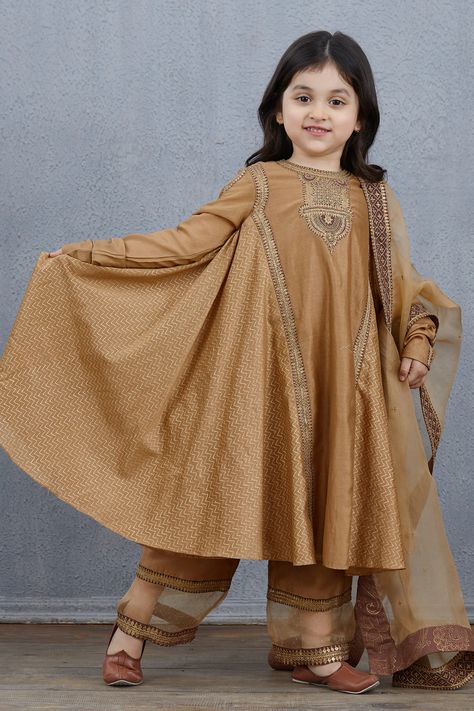 Buy Chandan Aarna Ghera Kurta Set by Torani - Kids at Aza Fashions Beige Kurta, Kids Kurta, Chanderi Dupatta, Kids Ethnic Wear, Girls Dresses Diy, Kids Frocks Design, Kids Dress Wear