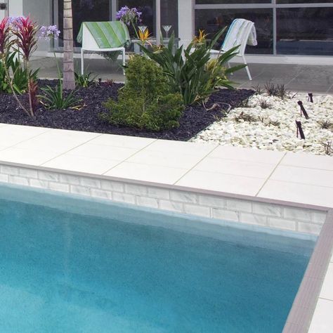 Swimming Pool & Spa Design Ideas Geometric Pool Designs, Decorative Pool Tiles, Swimming Pool Bathroom, Modern Pool And Spa, Waterline Pool Tile, Geometric Pool, Glass Pool Tile, Florida Pool, Swimming Pool Decks