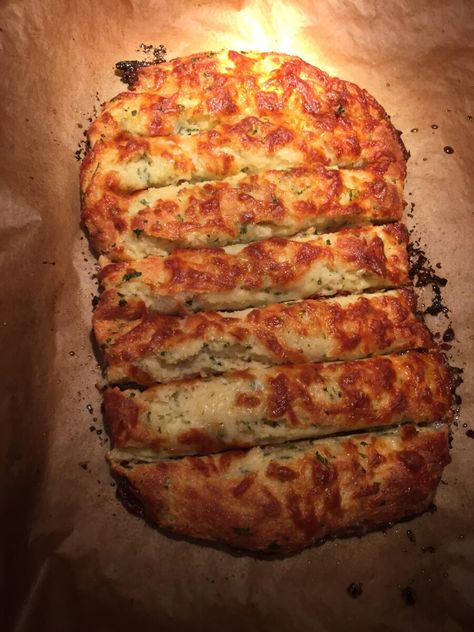 Keto Cheesy Garlic Bread Recipe - Fit Found Me Keto Garlic Bread, Cheesy Garlic Bread Recipe, Cauliflower Bread, Keto Burger, Free Keto Meal Plan, Desserts Keto, Garlic Bread Recipe, Cheesy Garlic Bread, Cheesy Bread