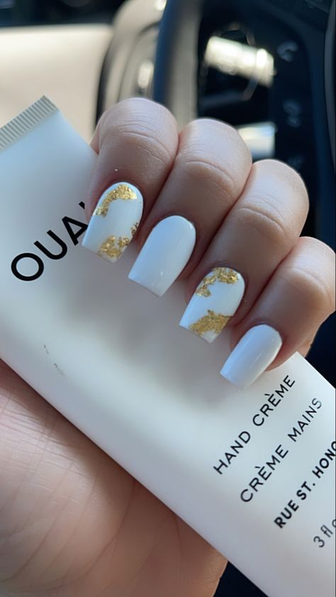 Gold Foil Nails White, White Nails With Golden Foil, Short Nails White And Gold, Short White Nails With Gold Design, White Nails With Gold Foil Flakes, Short White Nails With Gold Flakes, White Gold Foil Nails, White Nails With Foil Flakes, White Nails Gold Flakes