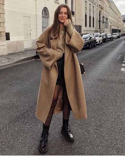 Oversized Coat Outfit, Oversized Camel Coat, Brown Coat Outfit, How To Wear Shorts, Winter Coat Trends, Coat Outfit Casual, Mantel Outfit, Womens Fall Coats, Camel Coat Outfit