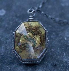 Horcrux #3 - Salazar Slytherin's locket - destroyed by Ronald Weasley in the Deathly Hallows in the Forest of Dean with the Sword of Godric Gryffindor Regulus Black Jewelry, Jegulus Aesthetic Photos, Regulus Aesthetic, Slytherin Locket, Regulus Acturus Black, Slytherin Vibes, Ron Y Hermione, Harry Potter Wiki, Fandom Jewelry